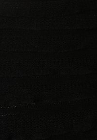 Svart stickad tyg med en strukturerad, ribbad design, som har horisontella ränder och en mjuk finish. Lämplig för kläder eller tillbehör.