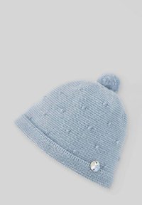 Bonnet tricoté bleu clair avec un motif texturé, un pompon doux sur le dessus, et un accent de bouton décoratif sur le côté.
