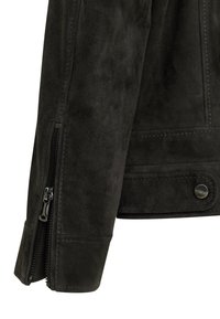 Donkergrijze suède jas met een ritsmanchet, drukknoopsluiting en contrasterende stiksels. Zachte textuur en strakke lijnen.