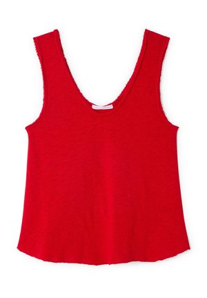 Top sin mangas rojo con escote en forma de U y bordes sin rematar en las sisas y el dobladillo, extendido sobre un fondo blanco.