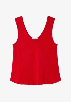 Top sin mangas rojo con escote en forma de U y bordes sin rematar en las sisas y el dobladillo, extendido sobre un fondo blanco.