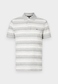 Camisa polo a rayas grises y blancas con cuello y dos botones. Presenta un pequeño logo en el lado izquierdo del pecho. Material de algodón.