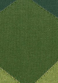 Tessuto a maglia testurizzato in varie tonalità di verde, caratterizzato da un motivo a diamante con sfumature di verde più chiare e più scure che creano un effetto gradiente.