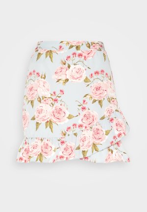 Květinová sukně vyrobená z lehkého materiálu. Má modré pozadí s velkými růžovými vzory růží a volánkovým lemem.