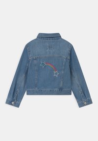 Denimjacka i ljusblått med långa ärmar, klassisk krage och färgglad regnbågs- och stjärnbroderi på ryggen.