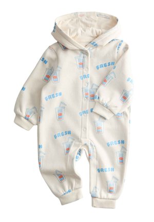 Babyschlafanzug mit Kapuze in Cremefarbe, mit blauem "FRESH"-Schriftzug und Illustrationen von Milchkartons mit Strohhalmen, Druckknöpfen vorne und gerippten Bündchen.