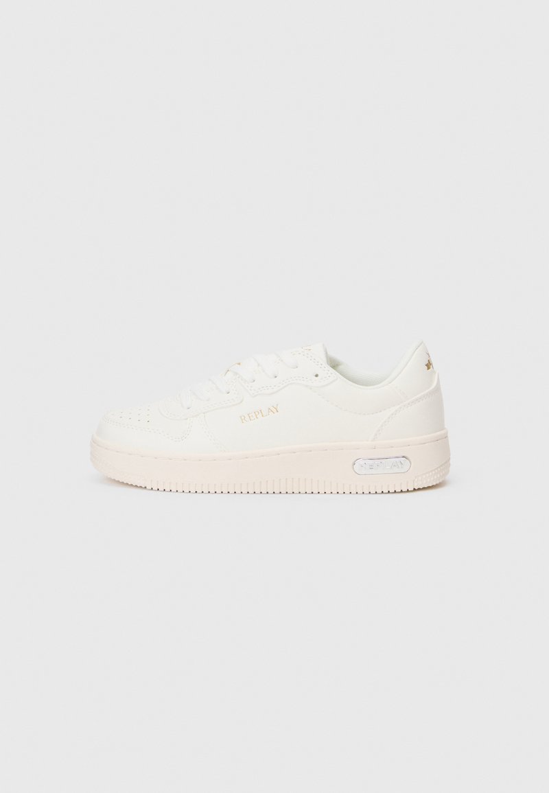 Białe sneakersy z gładką skórzaną cholewką, okrągłym noskiem, solidną gumową podeszwą i subtelnym złotym logo marki po boku. Wyściółka kołnierza dla komfortu.
