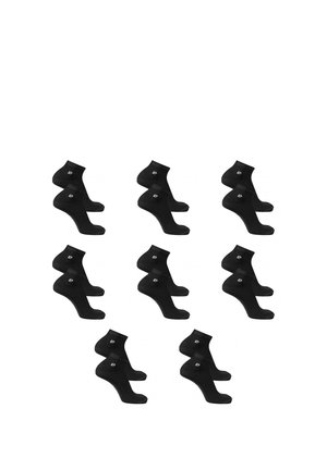 Huit paires de chaussettes noires pour cheville disposées en deux rangées, chaque paire montrant la chaussette gauche et la chaussette droite côte à côte.