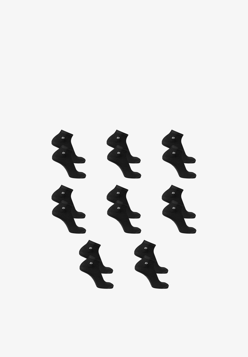 Huit paires de chaussettes noires pour cheville disposées en deux rangées, chaque paire montrant la chaussette gauche et la chaussette droite côte à côte.