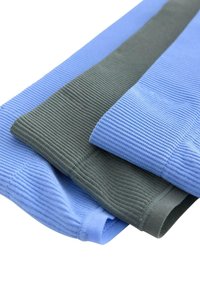 Drie zachte stofstukken in lichtblauw en donkergroen, met een ribbeltextuur en contrasterende randen.
