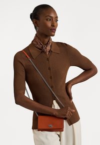 Lauren Ralph Lauren PEBBLED CROSSBODY TURN-LOCK TECH CASE - Skulderveske - rust orange