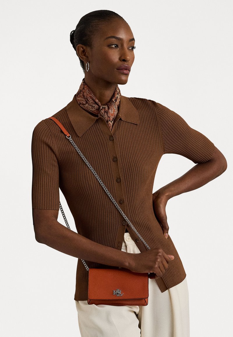 Lauren Ralph Lauren PEBBLED CROSSBODY TURN-LOCK TECH CASE - Skulderveske - rust orange