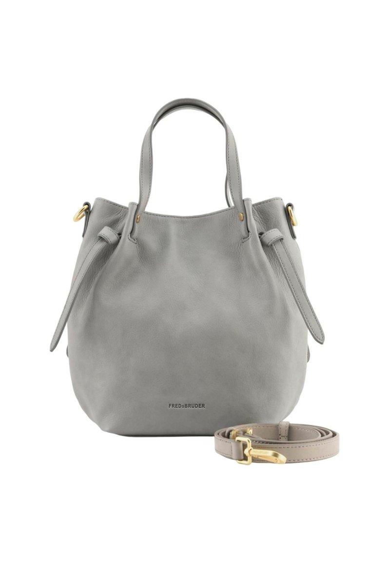 Borsa a secchiello in pelle grigia con duplice manico superiore e tracolla rimovibile. Caratterizzata da hardware in tono oro e una finitura liscia e texturizzata.