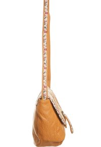 Brun læder crossbody taske med en blomsterrem, der har en tekstureret overflade, flaplukning og en kompakt form.