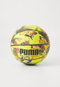 Puma košarkaška lopta s teksturiranom žutom površinom, sa cvjetnim uzorkom u ružičastoj i ljubičastoj boji. Crni logo i natpis s jedne strane.