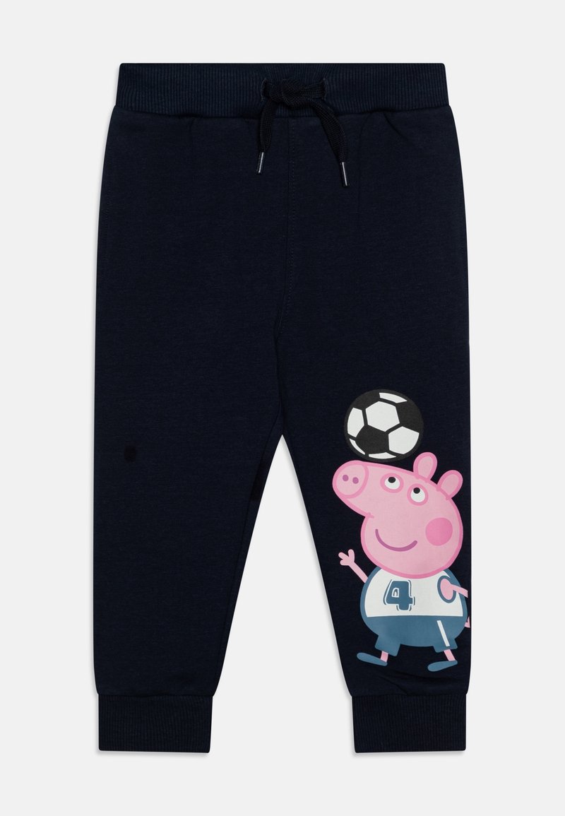 Pantalon de jogging bleu marine pour enfants avec une taille à cordon et un cochon dessin animé portant une tenue de sport et équilibrant un ballon de football sur sa tête.