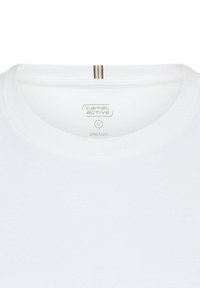 Witte biologische katoenen t-shirt met een ronde hals. Etiket geeft "camel active," maat "S," en "biologisch" aan. Zachte textuur, eenvoudig ontwerp.