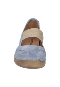 Helleblaue Lederschuhe mit einem geflochtenen beigen Riemen, runder Zehenpartie, genähten Details und einer braunen Gummisohle.