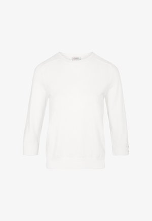 Witte gebreide trui met een ronde halslijn en driekwartmouwen, met ribgebreide manchetten en onderkant voor extra textuur.