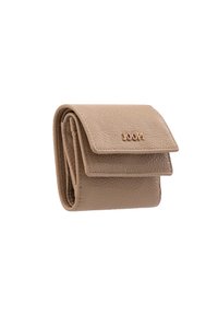 Beige leren portemonnee met een gestructureerde afwerking, voorzien van een klep sluiting en een geperst logo. Compact, opgevouwen ontwerp met afgeronde hoeken.
