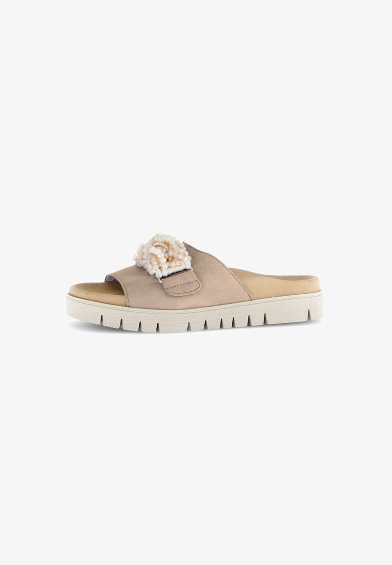 Beige suède instapper met een textuur van bloemaccenten gemaakt van kralen. Beschikt over een lichte, flexibele zool met profielen voor grip.