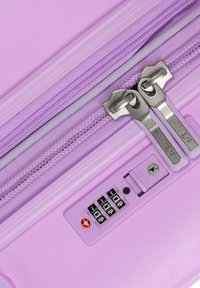 Lavendel Hartscheidekoffer mit doppelten metallischen Reißverschlüssen, einem Zahlenschloss und strukturierter Oberfläche; verfügt über ein glattes, glänzendes Finish.