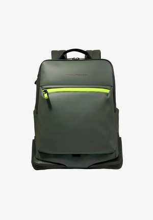 Grauer Rucksack mit matter Oberfläche, ausgestattet mit einer grünen Reißverschlusstasche, gepolsterten Schulterriemen und einem oberen Griff. Schlankes, rechteckiges Design.
