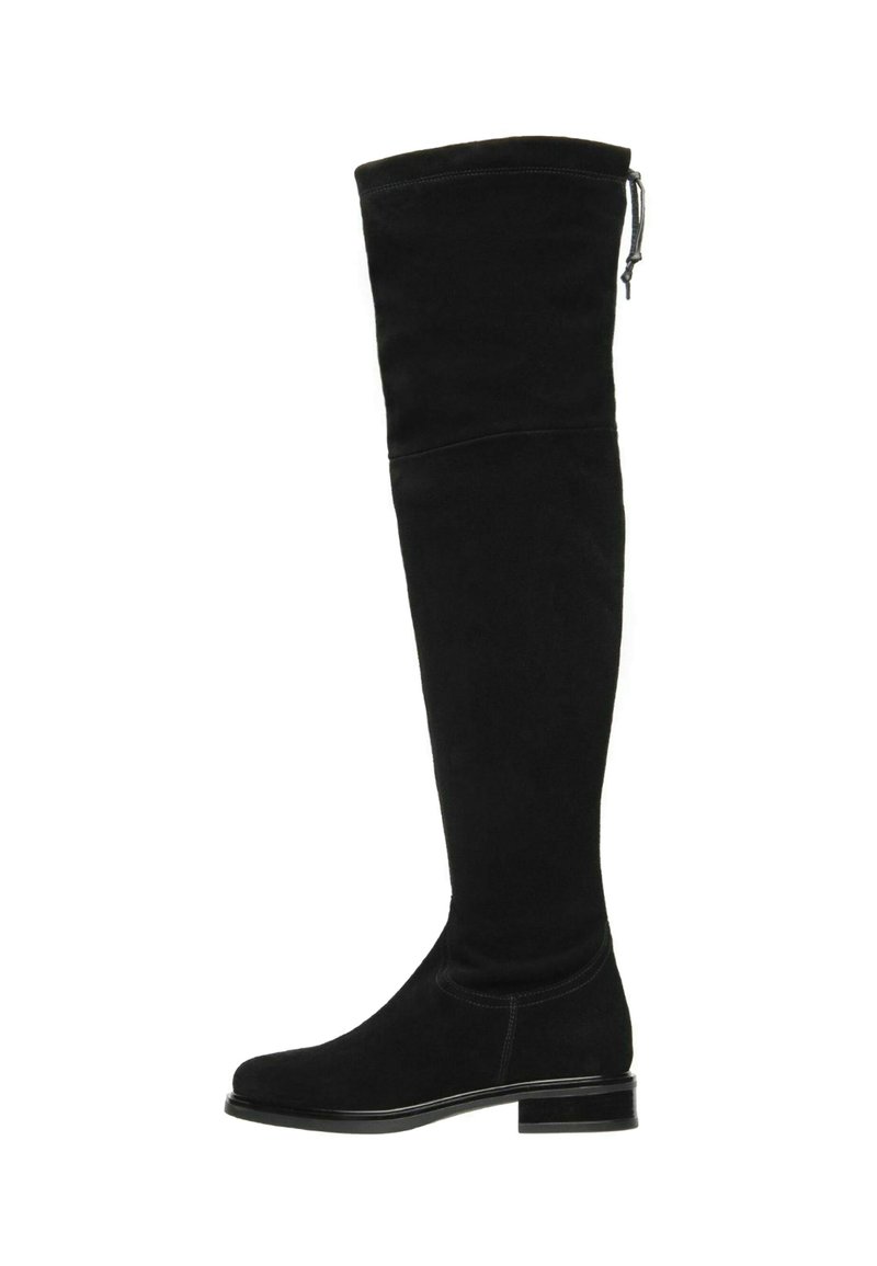 Botas negras de ante sobre la rodilla, con tacón plano, punta redonda y costuras decorativas a lo largo de las costuras.