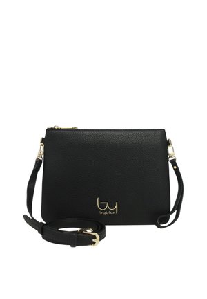 Borsa a tracolla in pelle nera texturizzata con tracolla rimovibile e logo dorato "by byblos" sul davanti.