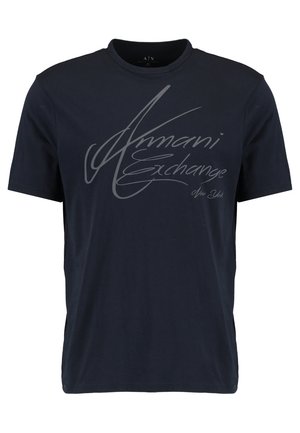 Tyrkysové tričko Armani Exchange s velkým stylizovaným logem a textem "New York" na přední straně, krátké rukávy, kulatý výstřih.