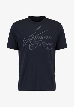 Mørkeblå Armani Exchange T-shirt med stort stiliseret logo og "New York" tekst på forsiden, korte ærmer, rund hals.