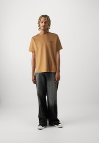 Jack & Jones PREMIUM JPRBLACHAD BRANDING CREW NECK TEE - Majica kratkih rukava s printom - nuthatch