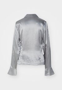 Hopeapintainen satiininen pitkähiha blouse, jossa on kaulus ja levenevät hihansuut. Sileä pinta ja istuva muotoilu, jossa on vähäisiä saumoja ja siisti selkä.
