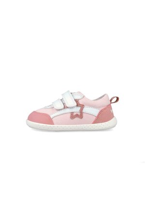Zapatilla de niño pequeña en rosa y blanco con dos tiras de velcro, detalle de estrella en el lateral y suela blanca con puntos, mostrada de perfil sobre fondo blanco.