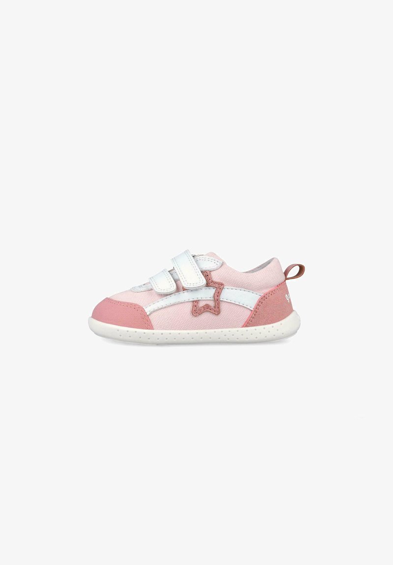 Zapatilla de niño pequeña en rosa y blanco con dos tiras de velcro, detalle de estrella en el lateral y suela blanca con puntos, mostrada de perfil sobre fondo blanco.