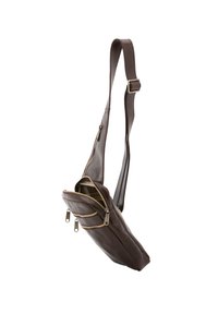 Borsa a tracolla in pelle marrone con tre tasche con zip, tracolla regolabile e texture liscia. Presenta accessori in tono oro e un design minimalista.