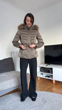 Švarkas-pūkinis šviesiai rudos spalvos su kailiu pamušta gaubtuvu, dygsniuoto rašto ir reguliuojama raišteliu. Derinamas su juodomis plačiomis kelnėmis ir aukštakulniais.