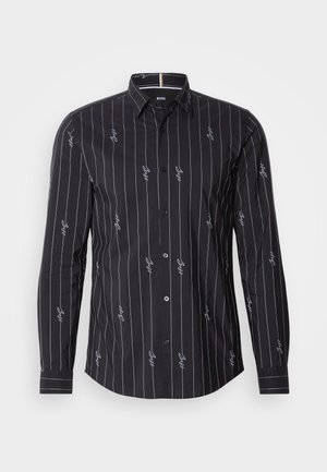 Camisa de manga larga negra con rayas verticales blancas y un pequeño patrón de logotipos. Presenta un collar abotonado y un diseño de puños lisos.