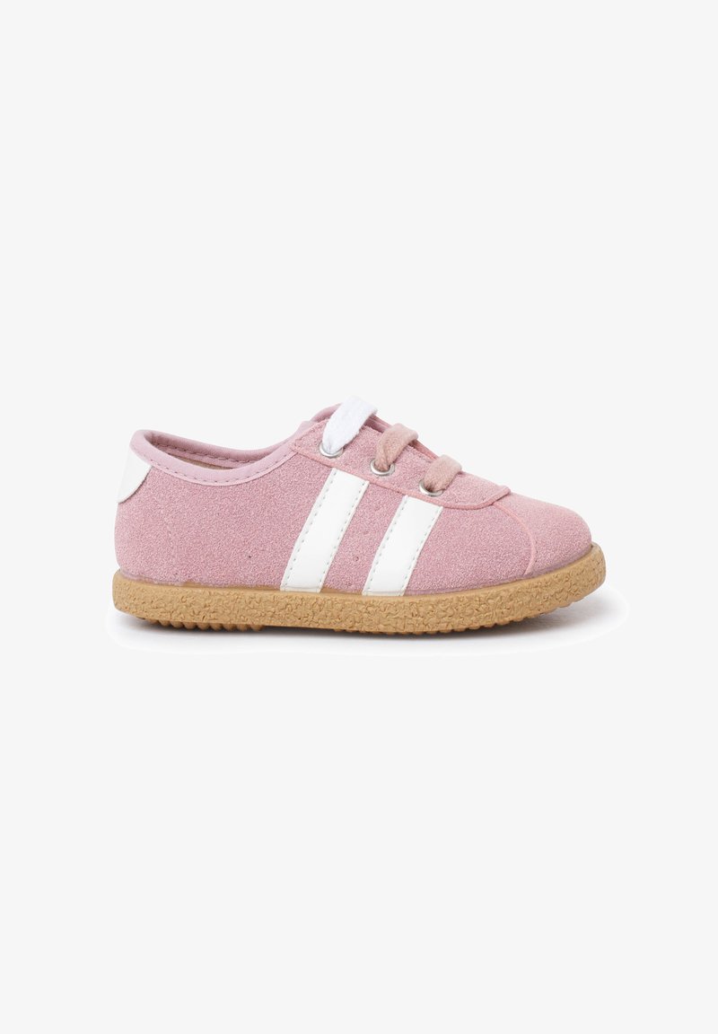 Sneakers din suede roz cu dungi albe, talpă de cauciuc bej și sistem de închidere cu șireturi. Prezintă vârful rotund și o textură moale pentru confort.