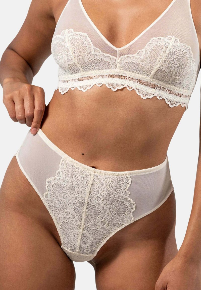 Kanten bralette en hooggesneden onderbroek in crème. Heeft doorzichtig gaas, complexe kantdetails en een gladde tailleband voor comfort.