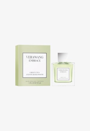 Vera Wang Embrace parfumesæt inkluderer en transparent glasflaske med en sølvhætte samt en lys grøn æske, mærket "Grøn Te og Pæreblomst."