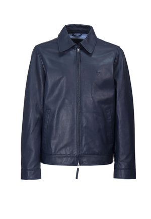 Chaqueta de cuero azul marino con cremallera frontal, dos bolsillos laterales y cuello puntiagudo, presentada sobre un fondo blanco.