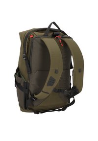 Zaino verde oliva con schienale in mesh imbottito, spallacci regolabili, dettagli rossi della cerniera e tasca laterale. Tessuto resistente con design strutturato.