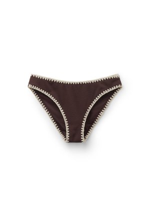 Mørkebrune teksturerede bikiniunderdele med cremefarvet zigzagkant langs linningen og benåbninger på hvid baggrund.