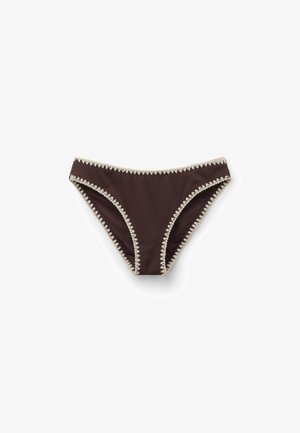 Mørkebrune teksturerede bikiniunderdele med cremefarvet zigzagkant langs linningen og benåbninger på hvid baggrund.