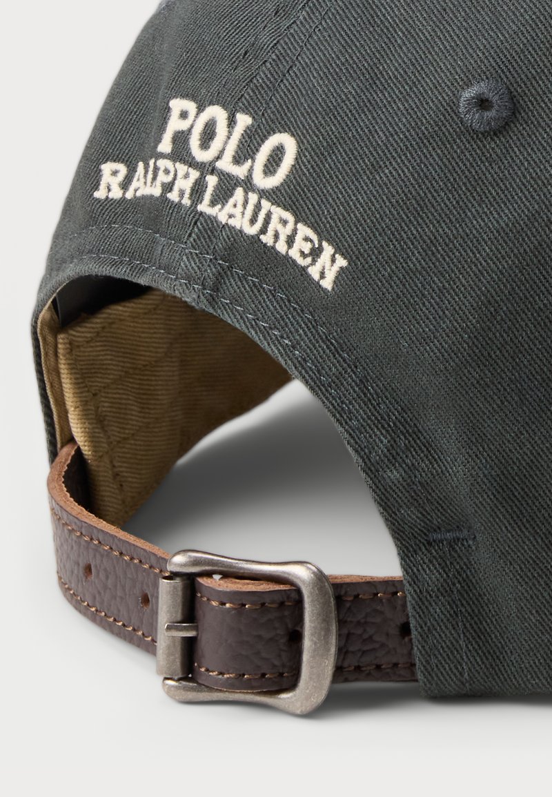 Dunkelgrüne Baumwollkappe mit gesticktem "POLO RALPH LAUREN." Verfügt über einen braunen Lederriemen mit einer silbernen Schnalle und einem gesteppten, hellbraunen Innenfutter.