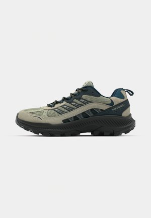 Męskie buty trekkingowe Merrell w kolorze jasnej oliwki i granatu. Posiadają siateczkowe i zamszowe materiały, teksturowaną gumową podeszwę oraz wzmocniony czubek.