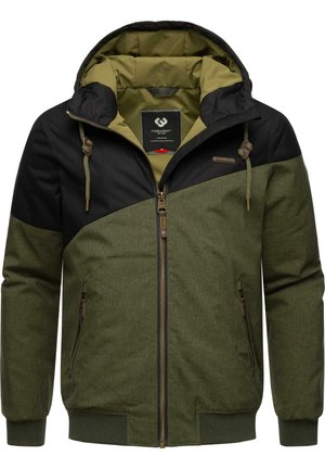 Chaqueta con capucha que presenta paneles en negro y verde olivo, cierre con cremallera, dos bolsillos laterales y un forro interior de un tono más claro de verde.