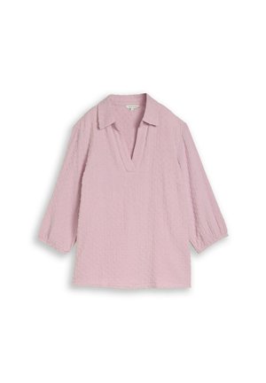 Blusa rosa chiaro con texture, maniche 3/4, colletto e scollo a V, mostrata su sfondo bianco.