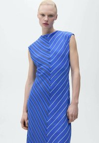 Robe bleue en tissu lisse avec des rayures blanches diagonales, au design asymétrique avec une manche et une silhouette ajustée.